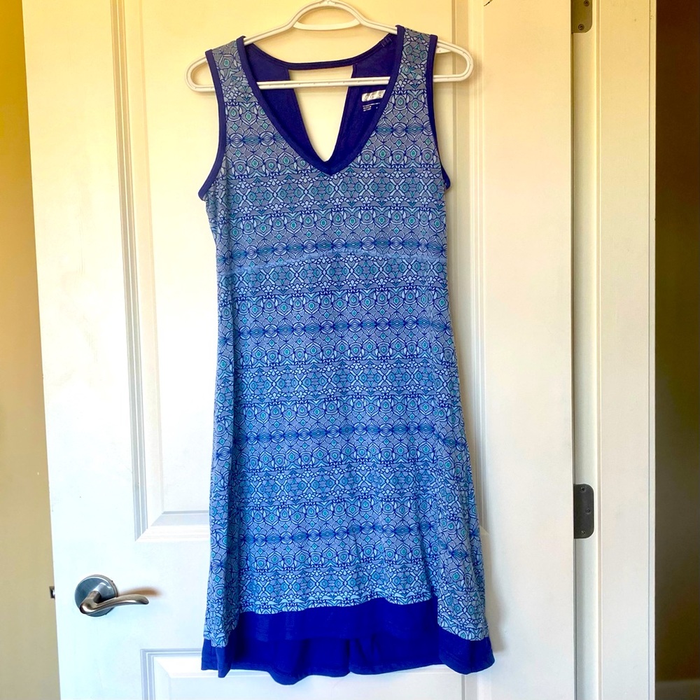 Sleeveless v neck cut out back summer dress